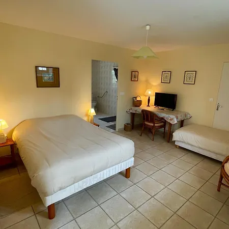 Ferme Fortifiee D Enguenard Bed & Breakfast Formigny