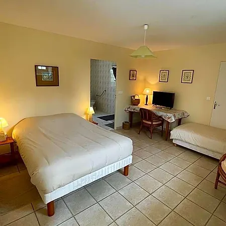 Ferme Fortifiee D Enguenard Bed & Breakfast Formigny