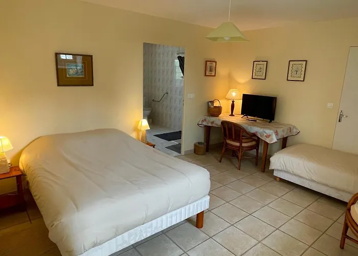 Ferme Fortifiee D Enguenard Bed & Breakfast Formigny